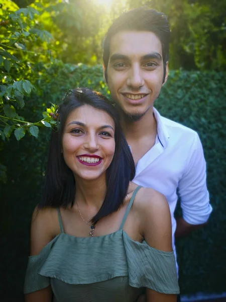 Casal Amante Sorrindo Entre Vegetação Pôr Sol — Fotografia de Stock