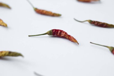 Beyaz arkaplanda kırmızı kırmızı biber.