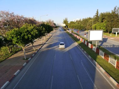 Yoğun yolda boş ilan panosu, modelle