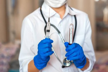 2019 nKoV, Coronavirus kan örneği ve bir doktorun elinde virüsün aşısı olan şırınga. Crown virüs salgını. Salgın Viral Solunum Sendromu