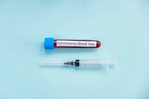 Coronavirus Bluttest Konzept Spritze Auf Blauem Hintergrund — Stockfoto
