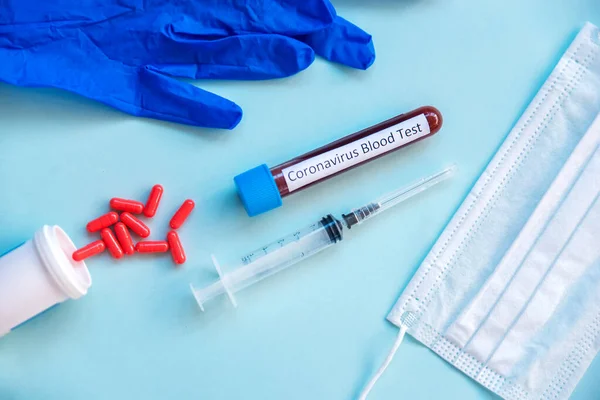 Coronavirus Bluttest Konzept Atemmaske Pillen Spritze Und Blaue Gummihandschuhe Eines — Stockfoto