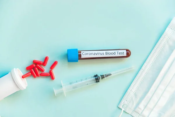 Medizinische Schutzmaske Bluttest Auf Coronavirus Auf Blauem Hintergrund Mit Farbtabletten — Stockfoto