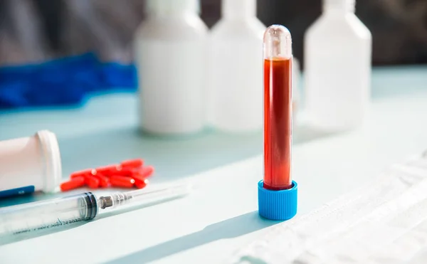 Bluttest Auf Blauem Hintergrund Mit Farbtabletten Gesundheitswesen Und Medizinisches Konzept — Stockfoto