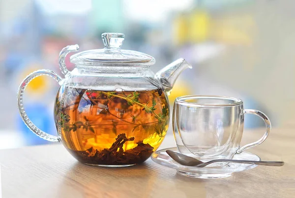 GLASS KETTLE BİR AY Zemininde