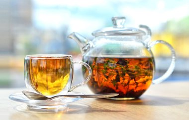 Çaydanlık, çay ve çay tezgahı olan cam bir çaydanlık.