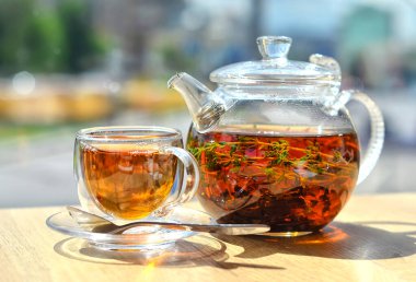 Çaydanlık, çay ve çay tezgahı olan cam bir çaydanlık.