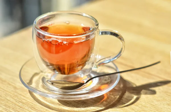 Glazen Kopje Met Thee Met Een Lepel Tafel Een Lichte — Stockfoto