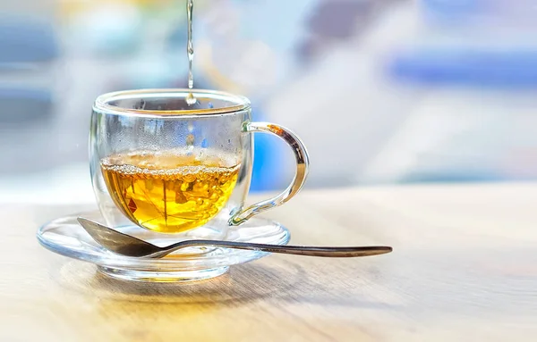 Copo Vidro Com Chá Com Uma Colher Mesa Fundo Leve — Fotografia de Stock