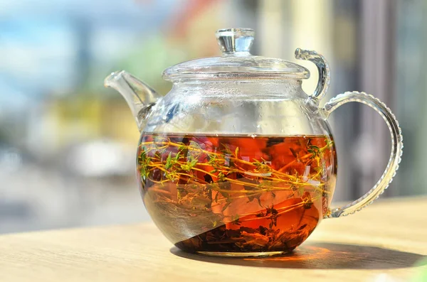 Kettle Verre Avec Tea Est Sur Table — Photo