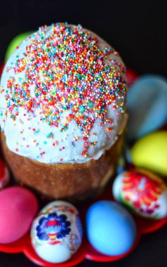 Geleneksel Ortodoks Paskalya yemekleri: dekore edilmiş yumurta ve Paskalya pastası Kulich