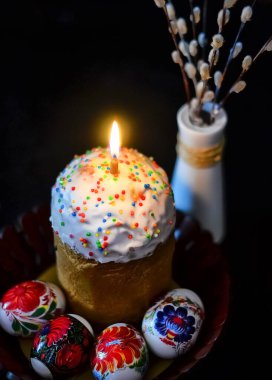 Geleneksel Ortodoks Paskalya yemekleri: dekore edilmiş yumurta ve Paskalya pastası Kulich