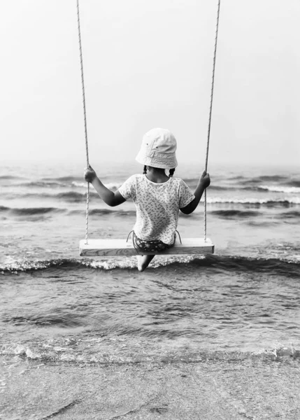 海の上でスイングする女の子 — ストック写真