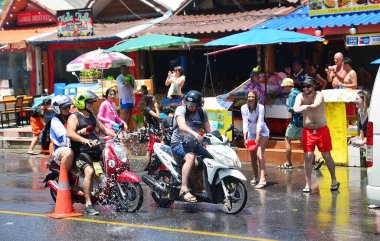 Phuket / Tayland: 04 / 13 / 2018 mutlu insanlar Phuket sokaklarında Tayland 'ın yeni yılını kutluyor, birbirlerine su döküyorlar