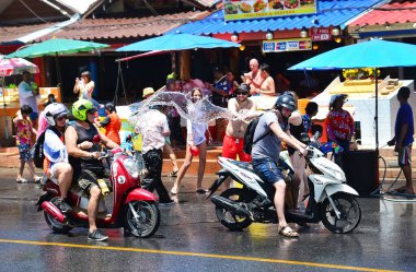 Phuket / Tayland: 04 / 13 / 2018 mutlu insanlar Phuket sokaklarında Tayland 'ın yeni yılını kutluyor, birbirlerine su döküyorlar