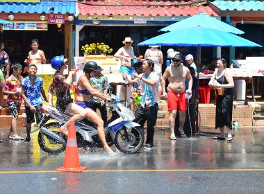 Phuket / Tayland: 04 / 13 / 2018 mutlu insanlar Phuket sokaklarında Tayland 'ın yeni yılını kutluyor, birbirlerine su döküyorlar