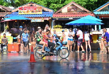 Phuket / Tayland: 04 / 13 / 2018 mutlu insanlar Phuket sokaklarında Tayland 'ın yeni yılını kutluyor, birbirlerine su döküyorlar