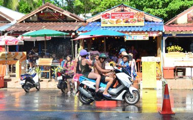 Phuket / Tayland: 04 / 13 / 2018 mutlu insanlar Phuket sokaklarında Tayland 'ın yeni yılını kutluyor, birbirlerine su döküyorlar