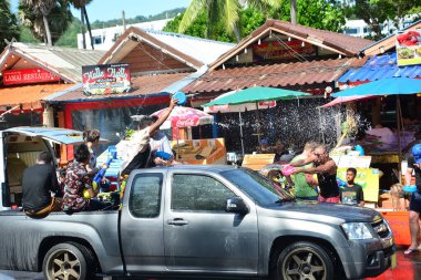 Phuket / Tayland: 04 / 13 / 2018 mutlu insanlar Phuket sokaklarında Tayland 'ın yeni yılını kutluyor, birbirlerine su döküyorlar