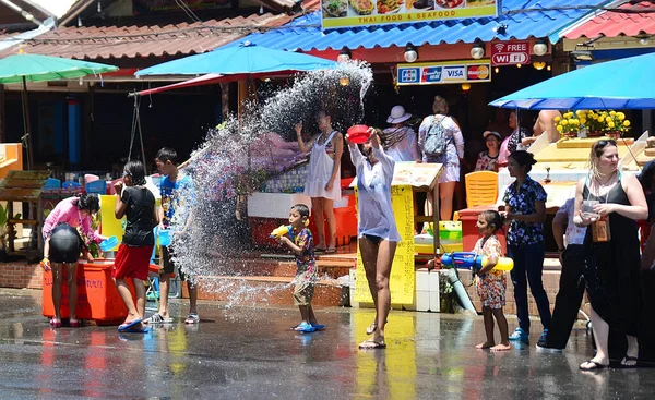 Phuket Tayland 2018 Mutlu Insanlar Phuket Sokaklarında Tayland Yeni Yılını — Stok fotoğraf