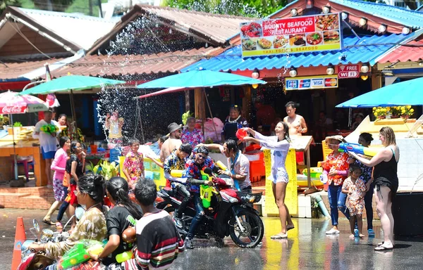 Phuket Thaiföld 2018 Boldog Emberek Utcán Phuket Ünneplik Thai Újév — Stock Fotó