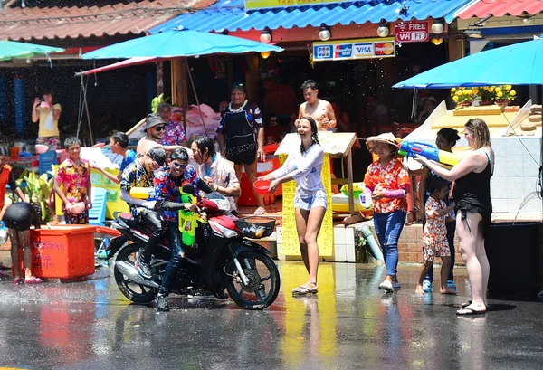 Phuket Tayland 2018 Mutlu Insanlar Phuket Sokaklarında Tayland Yeni Yılını — Stok fotoğraf