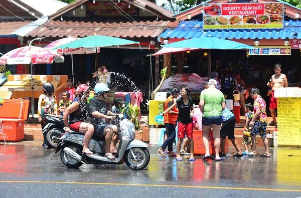Phuket Tajlandia 2018 Szczęśliwi Ludzie Ulicach Phuket Świętują Tajski Nowy — Zdjęcie stockowe