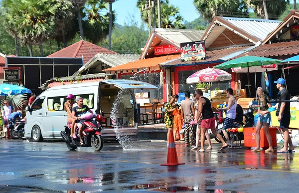 Phuket Tayland 2018 Mutlu Insanlar Phuket Sokaklarında Tayland Yeni Yılını — Stok fotoğraf