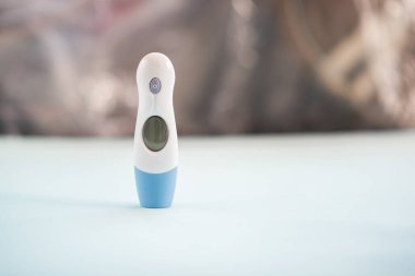 Mavi arka planda termometre. Sağlık ve Tıp Konsepti.