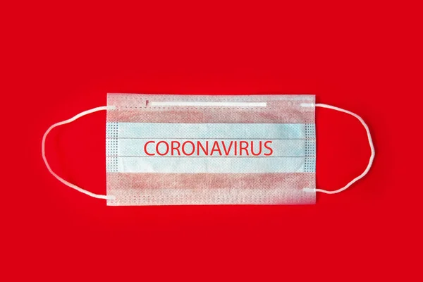 Chirurgische Maske Mit Der Aufschrift Coronavirus Auf Rotem Hintergrund 2019 — Stockfoto