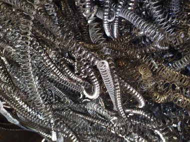 Seçici odaklı bükülmüş spiral çelik talaşları. Metalurji