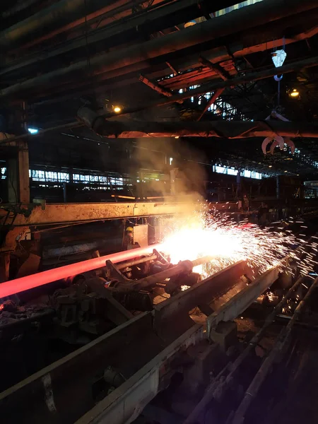 Utwardzanie Stali Wysokotemperaturowej Piecu Przemysłowym Hali Walcowniczej Rur Przemysł Metalurgiczny — Zdjęcie stockowe