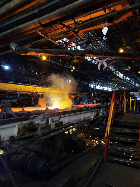 Stålhärdning Vid Hög Temperatur Industriugn Rörverkstad Metallurgiindustri Stålproduktion Varmvalsverk — Stockfoto