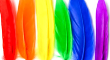 LGBT bayrağı beyaz arka planda izole edilmiş. LGBT gay onur sembolünün gökkuşağı renkli tüyleri. Uzayı kopyala, afiş