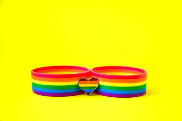 Bracelets Arc Ciel Sur Fond Jaune Célébration Saint Valentin Concept — Photo