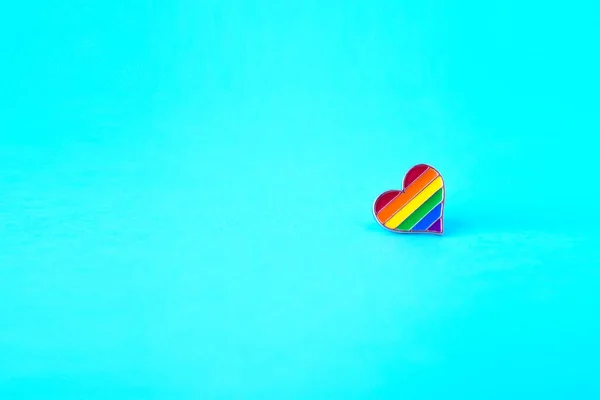 Lgbtと最小限の人権の概念青い背景にLgbtの旗の形で心 — ストック写真