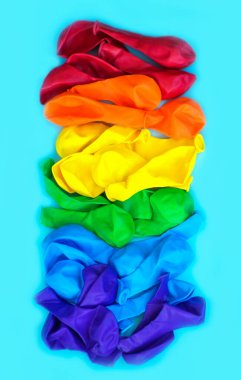 LGBT bayrağı mavi arka planda izole edilmiş. Çok renkli LGBT sembolü renk balonları. Uzayı kopyala, afiş