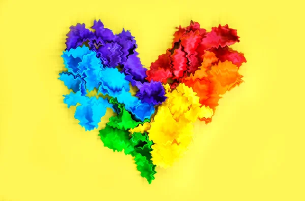 虹色のハートは コピースペースのある黄色の背景にLgbtのプライド虹の旗のような風船の心です 人権と自由とLgbtの人々 レズビアン バイセクシャル の概念 — ストック写真