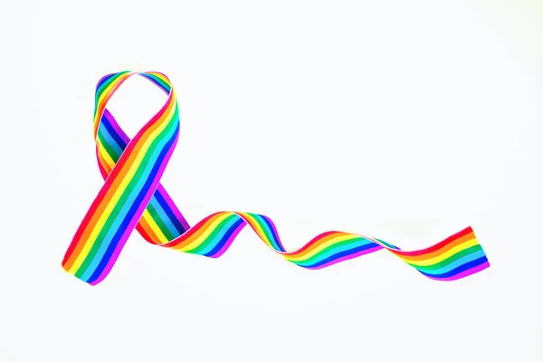 Beyaz arka planda LGBT gökkuşağı kurdelesi. Gurur kurdelesi sembolü. Metin için alanı kopyala