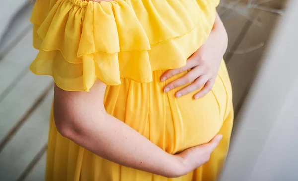 Buik Van Een Zwanger Meisje Een Gele Jurk — Stockfoto