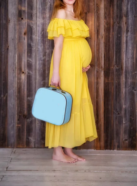 Sarı Elbiseli Mavi Valizli Hamile Bir Kızın Göbeği — Stok fotoğraf