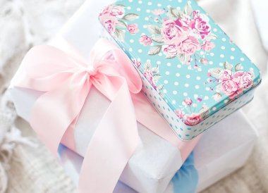 Parlak pastel renkli üç hediye kutusu. Tatil atmosferi