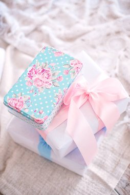 Parlak pastel renkli üç hediye kutusu. Tatil atmosferi