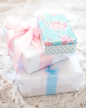 Parlak pastel renkli üç hediye kutusu. Tatil atmosferi