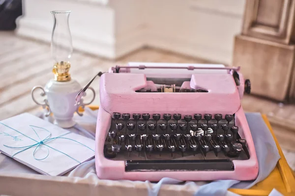 Rosa Vintage Schreibmaschine Mit Weißem Blatt Papier Und Einem Buchstaben — Stockfoto