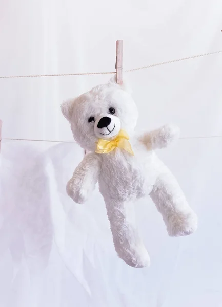 Ours Peluche Blanc Accroché Une Corde Linge — Photo