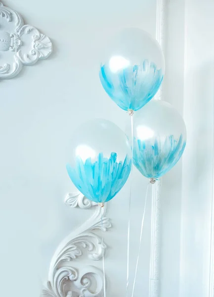 Drie Blauwe Ballonnen Een Lichte Achtergrond Binnen Vakantie Sfeer — Stockfoto