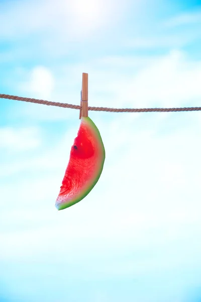 Morceau Pastèque Mûre Accroché Une Corde Linge Contre Ciel Bleu — Photo