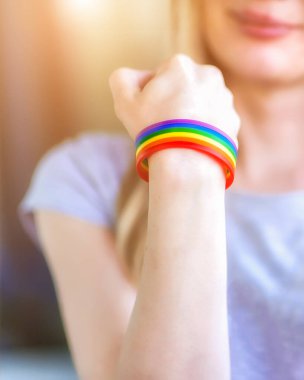 LGBT Gurur Ayı 'nda homofobi ve Transfobiye Karşı Uluslararası Gün için ellerinde gökkuşağı bayrağı olan kurdele bileziği ve LGBT insanları