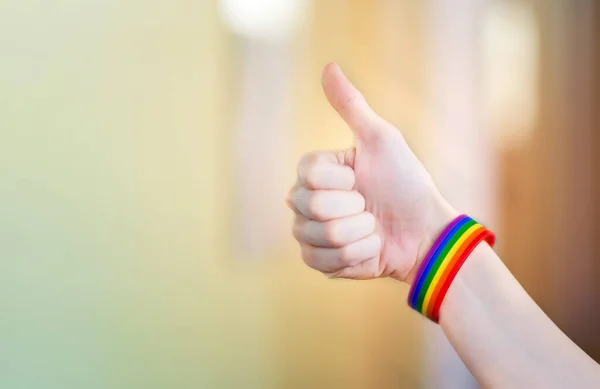 Lgbt Pride Month Mit Schleifenarmband Mit Regenbogenfahne Auf Hande Lgbt — Stockfoto